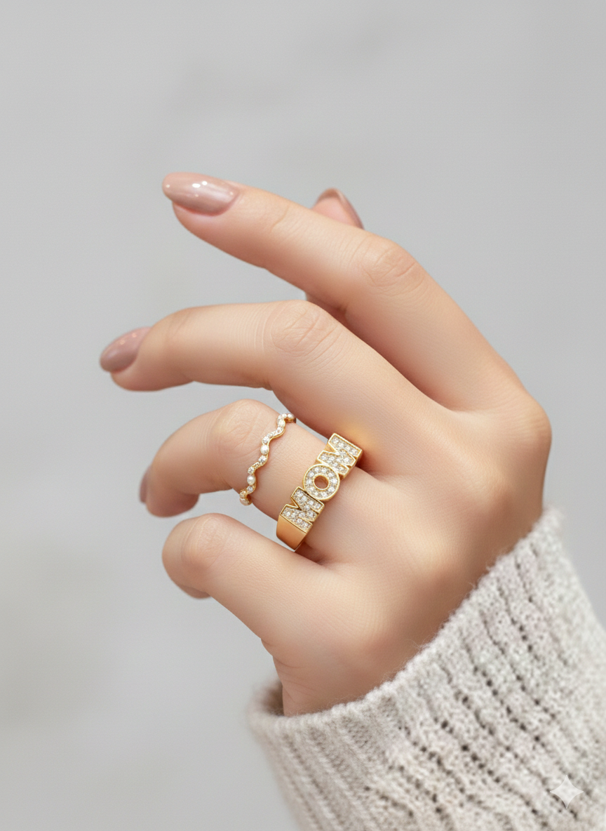 MOM Ring – 18K Guldbelagt & Justerbar m. Klare Similistene